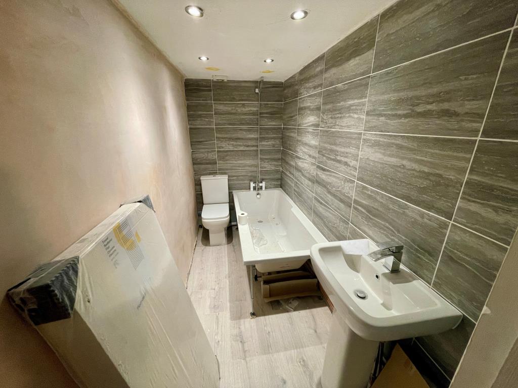 Lot: 136 - COTTAGE WITH IMPROVEMENT WORKS REQUIRING FINISHING - Bathroom with W.C.